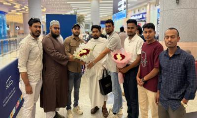 ওমরাহ করতে সৌদি আরবে পৌছেছেন নাহিদ ইসলাম
