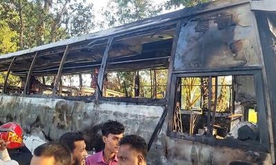 চলন্ত বাসে আগুন, লাফিয়ে নামতে গিয়ে চাকায় পিষ্ট যাত্রী