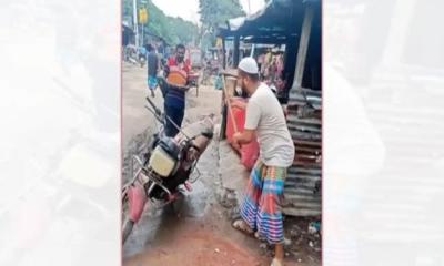 লাইনে দাঁড়িয়েও তেল না পেয়ে ক্ষোভে মোটরসাইকেল ভাঙলেন ব্যবসায়ী