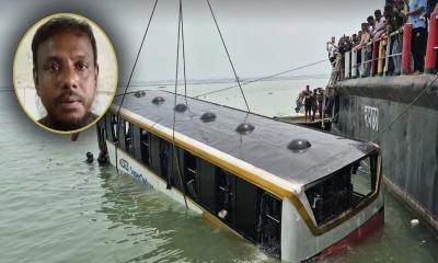 ‘গাড়ির ব্রেক কাজ করছে না, তুই লাফ দে’ — পদ্মায় বাস পড়ার বর্ণনায় চালক