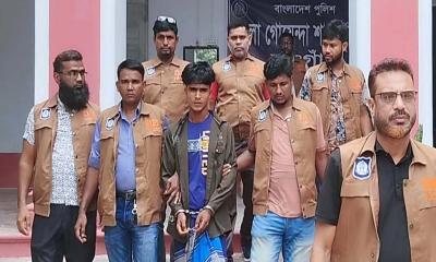 রাতে বাড়িতে ঢুকে নারীদের মাথায় আঘাত করতেন মোরশেদ