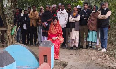 দাদা-দাদির কবর জিয়ারতের মধ্য দিয়ে নির্বাচনি কার্যক্রম শুরু রুমিন ফারহানার