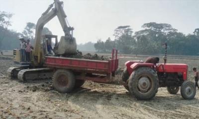 কমলনগর ও রামগতিতে প্রকাশ্যে মাটি লুট, নীরব প্রশাসন