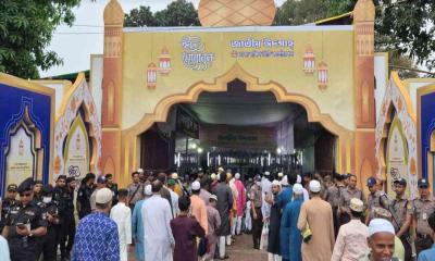 দীর্ঘ লাইনে দাঁড়িয়ে নিরাপত্তা পেরিয়ে ঈদগাহে ঢুকছেন মুসল্লিরা