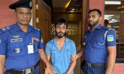 ছাত্রীদের গোপনে ছবি তোলার অভিযোগ, আটকের পরে মিলল মাদক