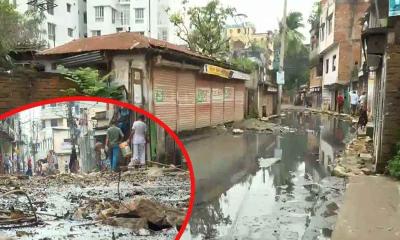 অ্যাম্বুলেন্স ঢোকে না এই সড়কে, মরদেহ নিতে হয় কাঁধে করে