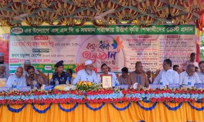 ১৮৩ শিক্ষার্থীর হাতে সম্মাননা ও সহায়তা তুলে দিল সুখী পল্লীমা সোসাইটি