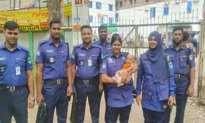 মা পরীক্ষা দিচ্ছেন, শিশুকে কোলে আগলে রাখলেন নারী পুলিশ