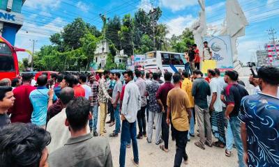 ঘাটাইল হাসপাতালের ওষুধকাণ্ড: মূল হোতাদের আড়াল করতে চালকের বিরুদ্ধে মামলা, বিক্ষোভ