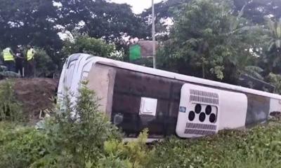 কক্সবাজার যাওয়ার পথে খাদে মেডিকেল শিক্ষার্থীদের বাস, আহত ২০