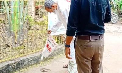 স্ত্রীকে সাপে কাটল, সাপ মেরে ব্যাগে ভরে হাসপাতালে গেলেন স্বামী
