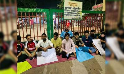 ভাড়া বৃদ্ধি ও সিএনজি চলাচল বন্ধের প্রতিবাদে চবির জিরো পয়েন্ট অবরোধ 