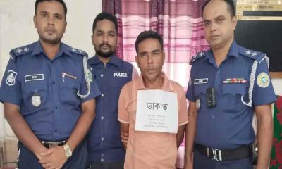 মঠবাড়িয়ায় অস্ত্র ও ককটেলসহ ডাকাত দলের সর্দার আটক