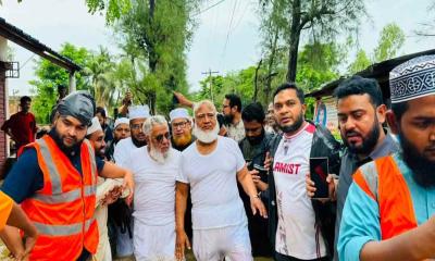 চট্টগ্রামে হাঁটুপানিতে নেমে ত্রাণ বিতরণ করলেন বিরোধীদলীয় নেতা