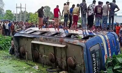 মেহেরপুরে নিয়ন্ত্রণ হারিয়ে খাদে যাত্রীবাহী বাস, আহত অন্তত ১২