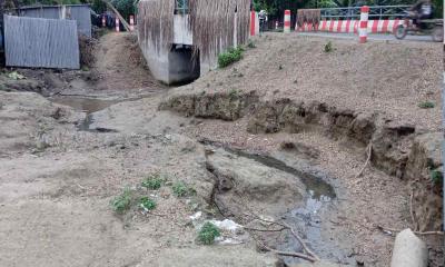 জীবননগর মনোহরপুর জোয়ার্দ্দার পাড়ায় ড্রেন না থাকায় তীব্র জলাবদ্ধতা, হুমকির মুখে ছোট ব্রিজ