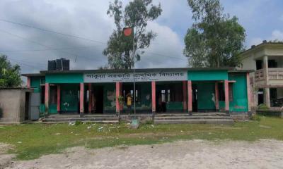 গোপালপুরে পাকুয়া সরকারি প্রাথমিক বিদ্যালয় জরাজীর্ণ, আতঙ্কে শিক্ষক-শিক্ষার্থীরা