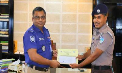 নদীতে ঝাঁপ দিয়ে তরুণীকে বাঁচানো কনস্টেবলকে পুরস্কৃত করলেন এসপি