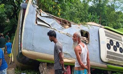 চান্দিনায় নিয়ন্ত্রণ হারিয়ে বাস খাদে, আহত ৮