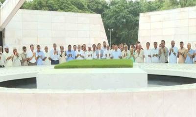 জিয়া ও খালেদার সমাধিতে তারেক রহমানের শ্রদ্ধা