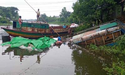তীরে এসে ডুবল কোটি টাকার পণ্য বোঝাই নৌকা