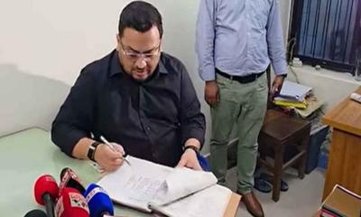 ভূমি অফিসে হঠাৎ প্রতিমন্ত্রী, ধরা পড়ল অনিয়ম