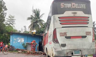 যশোরে পথচারীকে চাপা দিয়ে এতিমখানায় বাস