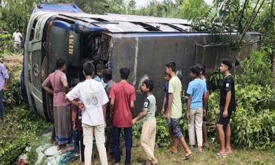 কালীগঞ্জে বাস খাদে, আহত অন্তত ২০ যাত্রী