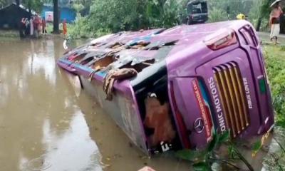 কুয়াকাটা যাওয়ার পথে পুকুরে ডাবল ডেকার বাস