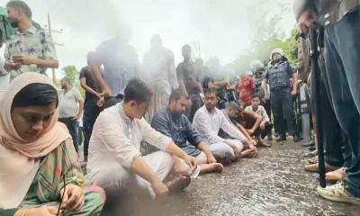 বৃষ্টি উপেক্ষা করে রাস্তায় এনসিপির অবস্থান