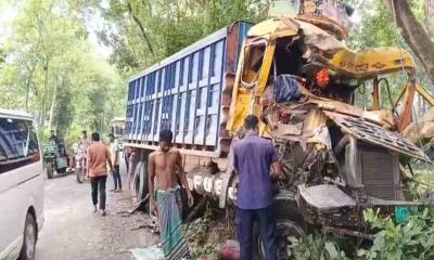 মাদারীপুরে ২ ট্রাকের ভয়াবহ সংঘর্ষে চালকের মৃত্যু