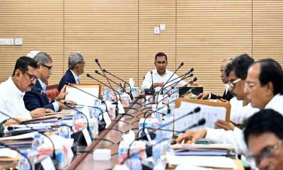 সচিবালয়ে সরকারপ্রধানের উপস্থিতিতে নীতিনির্ধারকদের জরুরি বৈঠক