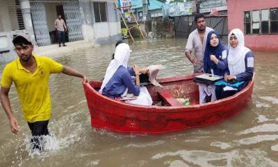 পানির নিচে কুমিল্লা, নৌকায় পরীক্ষার্থীরা