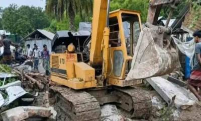 প্রথম স্ত্রীকে বিদেশে নেওয়ায় স্বামীর বাড়ি গুঁড়িয়ে দিলো দ্বিতীয় স্ত্রী