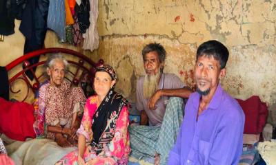 একটি কক্ষে ৮ জন, বৃষ্টিতে ভেসে যায় স্বপ্ন, ১১০ বছরের মায়ের শেষ বয়সের আর্তনাদ
