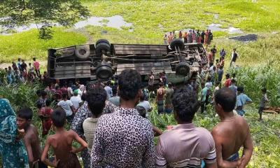 ভাঙ্গায় যাত্রীবাহী বাস খাদে পড়ে আহত ১০