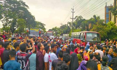 ঈদে যাত্রীচাপের মধ্যে ঢাকা-চট্টগ্রাম মহাসড়ক অবরোধ
