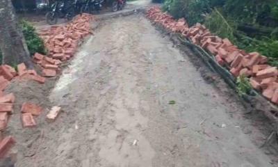 জীবননগর কৃষ্ণপুরে ৫০ হাজার টাকা চাঁদা না পেয়ে রাস্তা নির্মাণ কাজে বাঁধা