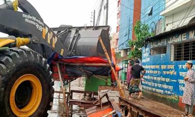অবৈধ দখলের বিরুদ্ধে সিটি করপোরেশনের অভিযান