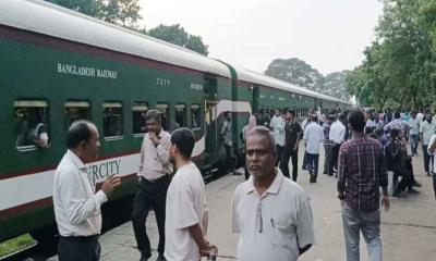 যাত্রীবাহী ট্রেন ফেলে উধাও চালক