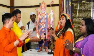 এবার দিল্লির প্রেসক্লাবে মোদির পূজা