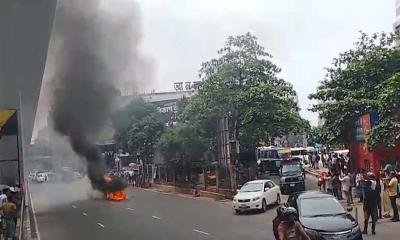 ফার্মগেটে চলন্ত গাড়িতে আগুন, অল্পের জন্য রক্ষা