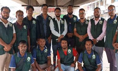কালশী কবরস্থান এলাকায় অসহায় মানুষের মাঝে খাবার বিতরণ করলো ওয়েলনেস ফাউন্ডেশন