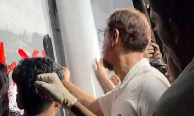 উত্তেজনার মাঝে নিজেই গ্রাফিতি আঁকলেন মেয়র