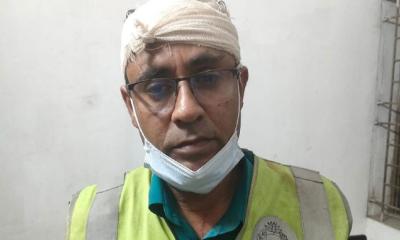 সড়কে উঠতে বাধা, ট্রাফিক পুলিশের মাথা ফাটালেন অটোরিকশা চালক
