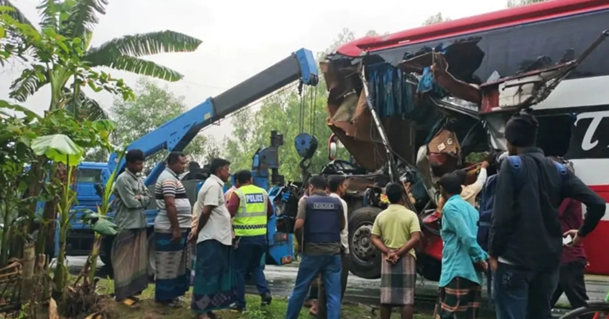 দাঁড়িয়ে থাকা ট্রাকে বাসের ধাক্কা, সকাল সকাল ঝরে গেল দুই প্রাণ