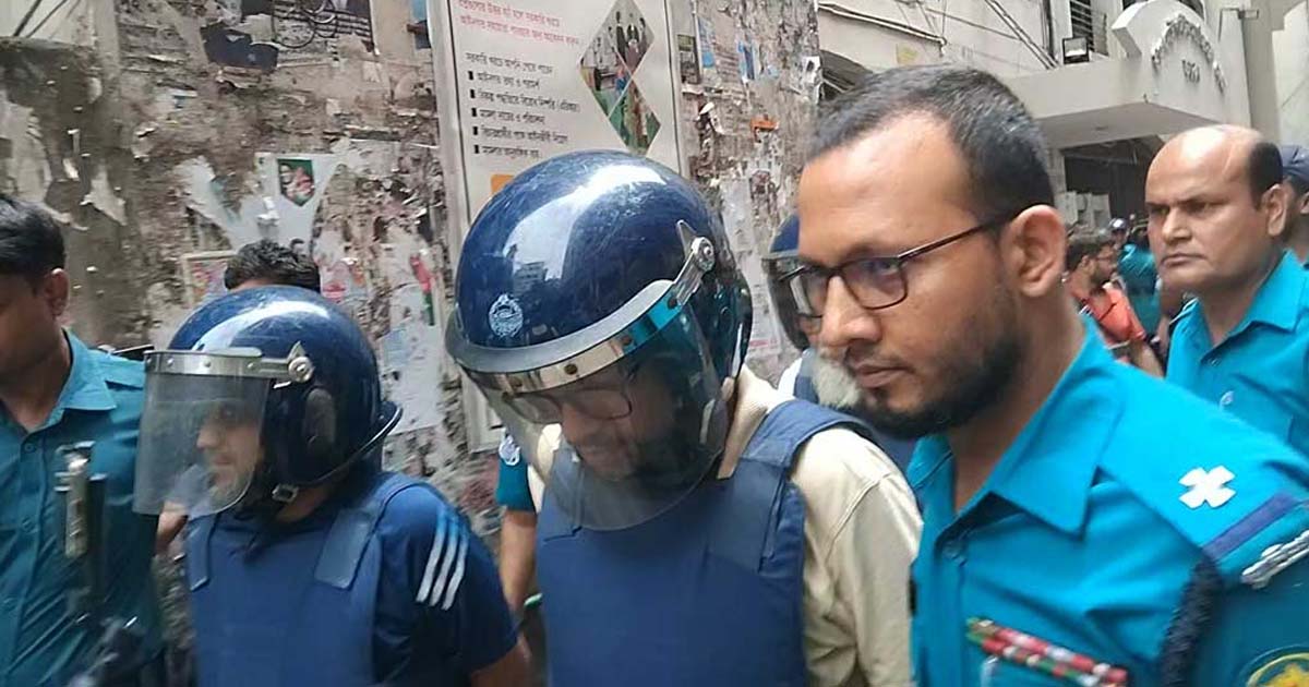 পলকের ঘাড়ে দুটি ও কোমরের ৩টি হাড় সরে গেছে