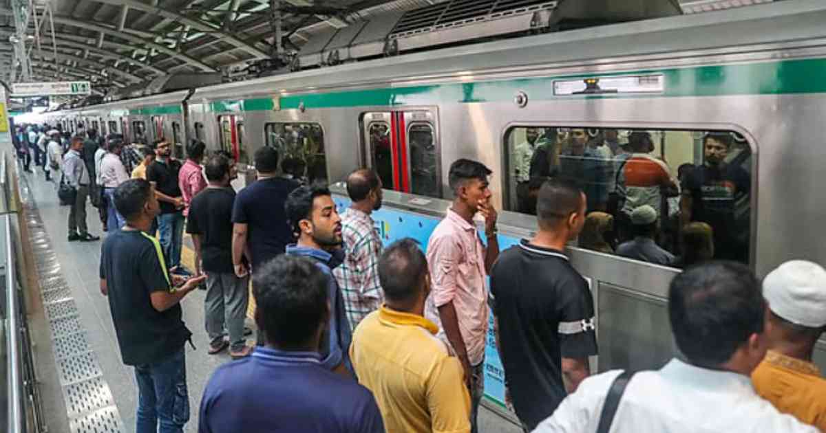 ঈদের ছুটিতে মেট্রো রেলে উপচে পড়া ভিড়