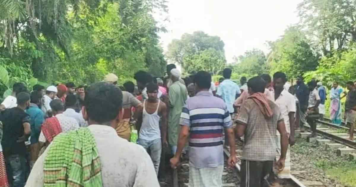 রেললাইনে বসে মোবাইলে কথা, প্রাণ গেল গরু ব্যবসায়ীর