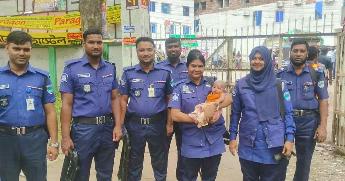 মা পরীক্ষা দিচ্ছেন, শিশুকে কোলে আগলে রাখলেন নারী পুলিশ